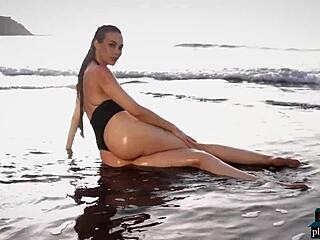 Playboys nemecká MILF modelka Jasmin s kožušinami predvádza striptíz na pláži