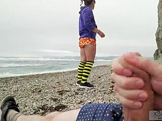 Kurvige MILF wird am Strand von einem zufälligen Typen in ihre Muschi gefickt