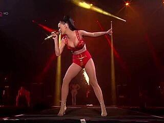 Katy Perrys menampilkan pertunjukan langsung yang memikat dengan sentuhan yang provokatif