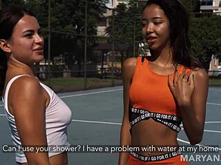 Două fete se angajează într-o întâlnire lesbiană fierbinte pe terenul de baschet