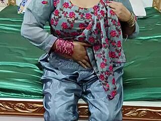 Indijsko dekle z oblinami z velikimi joški postane nagajivo v položaju kaubojke