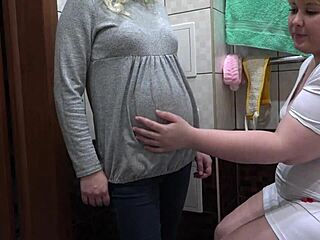 Kauçuk eldivenli kıvrımlı güzel şişman kadınlar, ev yapımı bir fetiş videosunda hamile bir MILF'i yakından inceliyor