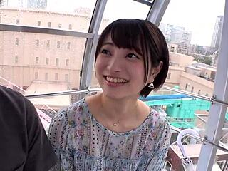 Gozadas na cara e fantasias arrumadas em um vídeo quente de Aoi Nakajo
