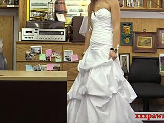 Sexy blonde Braut wird vor der Kamera bei heißer Begegnung erwischt
