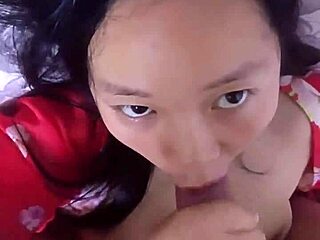 Nuori kiinalainen webcam-malli näyttää kasvonsa ja nielee siemennestettä