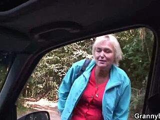 Moden blond kvinne blir doggy-style utendørs i en pickup